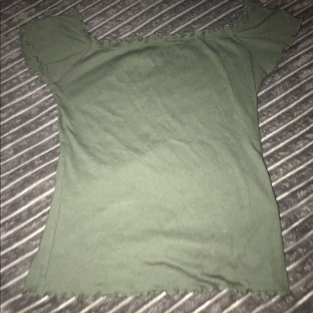 Hollister Off the shoulder top 🍀
Size: s